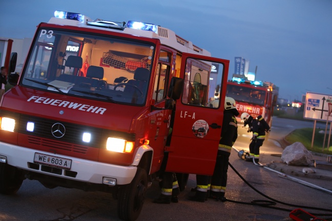 Vollbrand eines PKWs neben einer Tankstelle in Wels sorgt für Einsatz der Feuerwehr