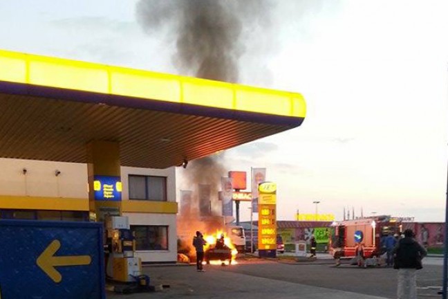 Vollbrand eines PKWs neben einer Tankstelle in Wels sorgt für Einsatz der Feuerwehr