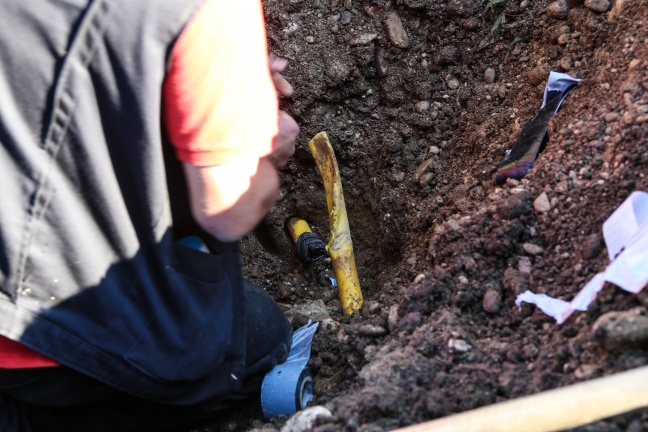 Gasleitung bei Baggerarbeiten an einem Gartenzaun in Marchtrenk beschädigt