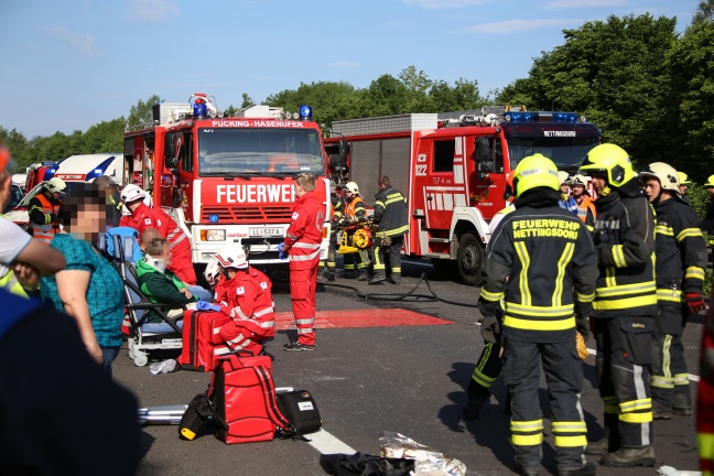 Sechs Verletzte bei schwerem Verkehrsunfall auf der Welser Autobahn bei Pucking