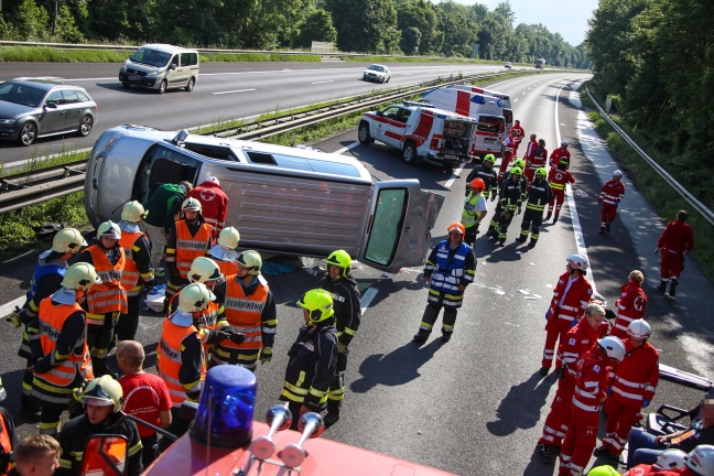 Sechs Verletzte bei schwerem Verkehrsunfall auf der Welser Autobahn bei Pucking