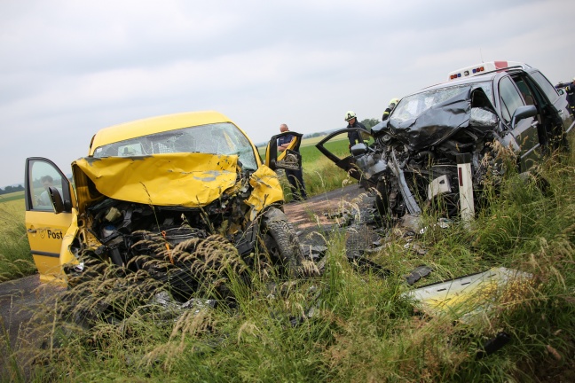 Schwerer Verkehrsunfall mit eingeklemmten Personen in Bad Wimsbach-Neydharting