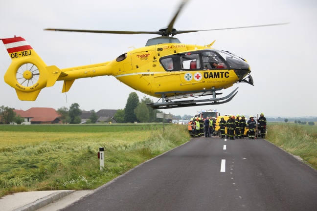 Schwerer Verkehrsunfall mit eingeklemmten Personen in Bad Wimsbach-Neydharting