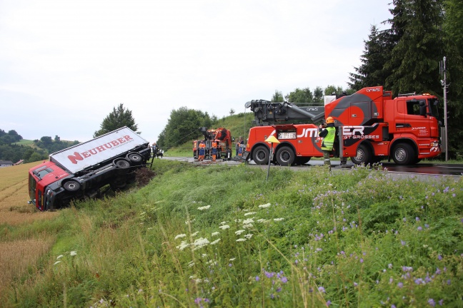 LKW stürzte über Böschung der Wallerner Straße