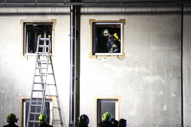 Fünf Feuerwehren bei Wohnungsbrand in Roitham am Traunfall im Einsatz