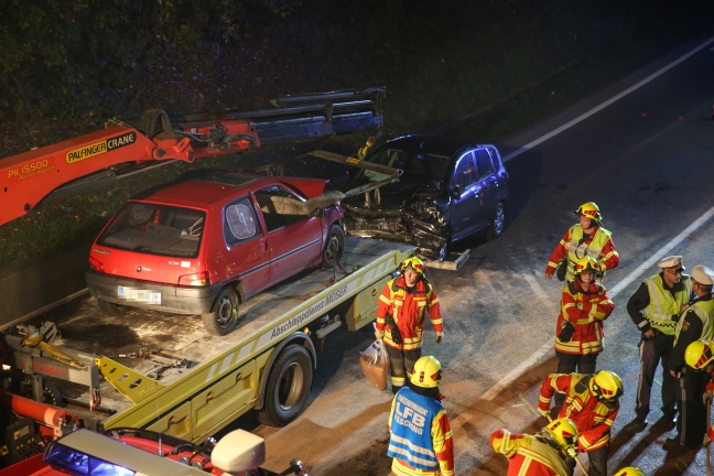 Nächtlicher Verkehrsunfall auf der Kremstal Straße bei Pasching fordert drei Verletzte