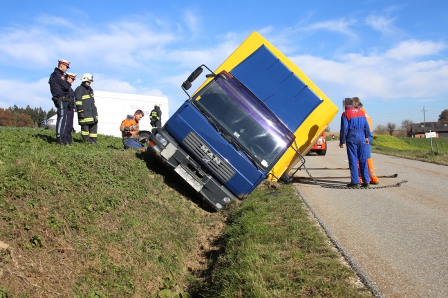 Schwierige LKW-Bergung nach Unfall in Eggendorf im Traunkreis