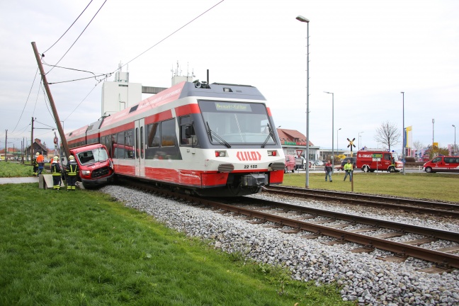 Klein-LKW auf Bahnübergang von Lokalbahn erfasst und mitgeschleift