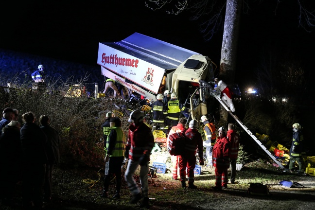 Lenker bei LKW-Unfall in Buchkirchen schwer im Fahrzeug eingeklemmt