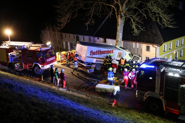 Lenker bei LKW-Unfall in Buchkirchen schwer im Fahrzeug eingeklemmt