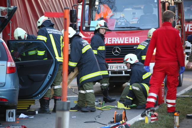 Schwerer Verkehrsunfall mit eingeklemmter Person in Aschach an der Donau