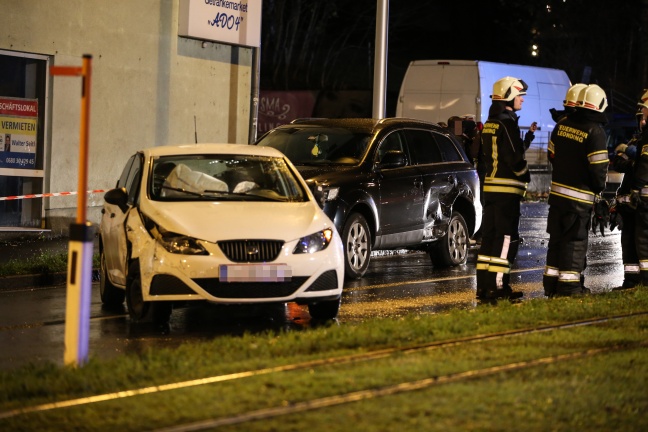 Verkehrsunfall mit drei Fahrzeugen auf der Kremstal Straße in Leonding