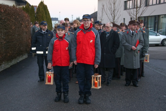 Feuerwehrjugend empfing in Bad Wimsbach-Neydharting das Friedenslicht