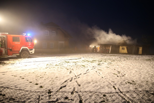 Feuerwehren bei Brand eines Geräteschuppens in Schlüßlberg im Einsatz