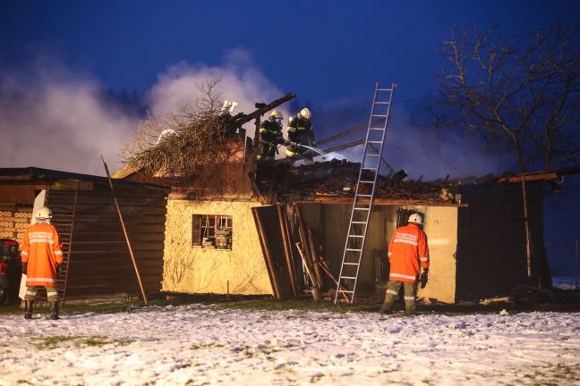 Feuerwehren bei Brand eines Geräteschuppens in Schlüßlberg im Einsatz
