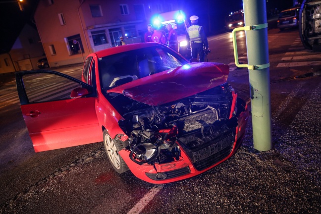 Heftiger Kreuzungscrash in Wels-Lichtenegg fordert zwei Verletzte