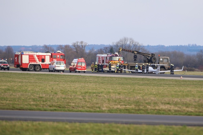 Kleinflugzeug landete ohne ausgefahrenem Fahrwerk am Flughafen in Hörsching