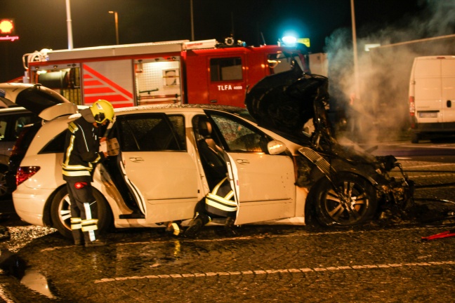 PKW auf Autobahnrastplatz in Ansfelden in Flammen aufgegangen
