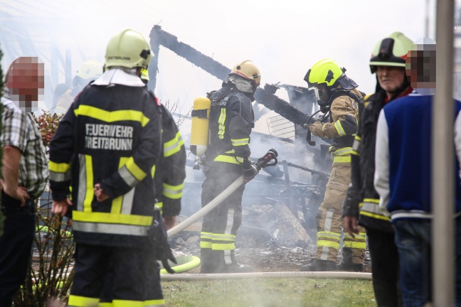 Brand einer Gartenhütte in Kirchberg-Thening sorgt für Einsatz der Feuerwehr
