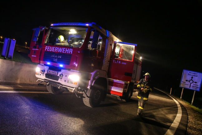 Feuerwehr bei PKW-Brand auf der Westautobahn in Eberstalzell im Einsatz