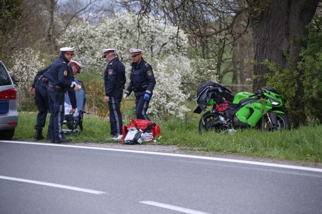 Schwerer Motorradunfall auf der Eferdinger Straße in Hinzenbach