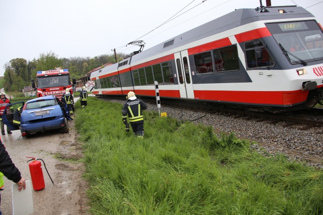 Auto auf Bahnübergang in Hinzenbach von Lokalbahn erfasst