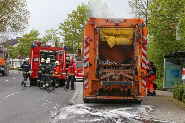 Ladung eines Müllfahrzeuges in Wels-Lichtenegg begann zu brennen