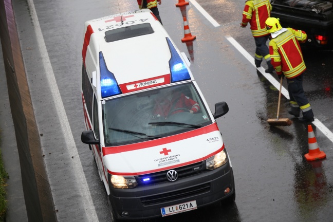 Fahrzeuglenker bei Verkehrsunfall auf der Kremstal Straße in Pasching verletzt