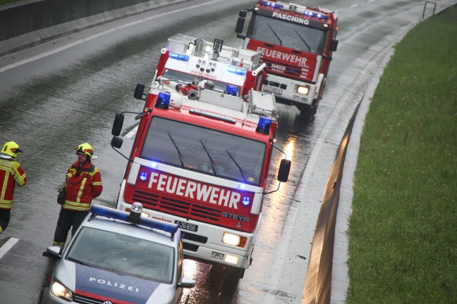 Fahrzeuglenker bei Verkehrsunfall auf der Kremstal Straße in Pasching verletzt
