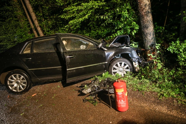 Fahrzeuglenker kracht in Kematen an der Krems mit Auto gegen Baum