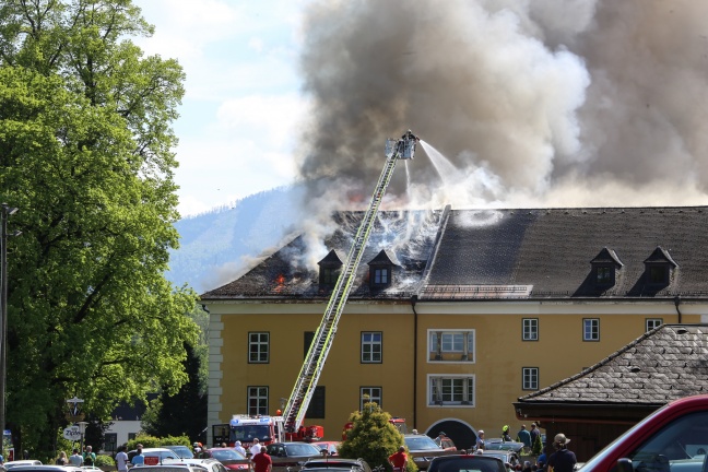 Großbrand im Schloss Ebenzweier in Altmünster