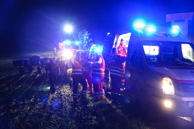 Sechs Verletzte nach Traktorunfall bei Polterei in Pennewang