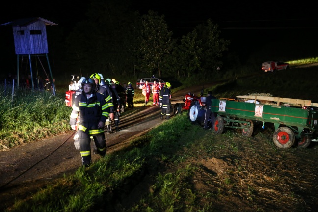 Sechs Verletzte nach Traktorunfall bei Polterei in Pennewang