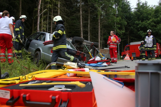 Feuerwehr und Rotes Kreuz übten in Sattledt gemeinsam für den Ernstfall