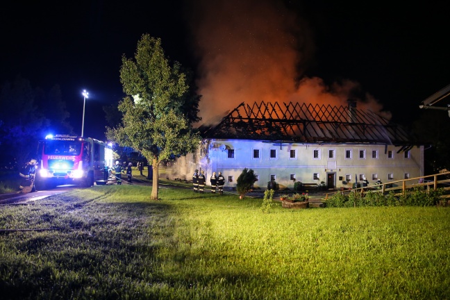 Großbrand auf einem Bauernhof in Pettenbach