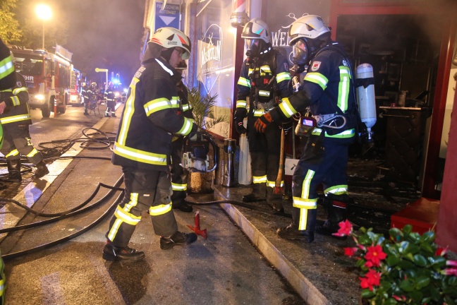 Feuerwehr bei Brand zweier Geschäftslokale in Grieskirchen im Einsatz
