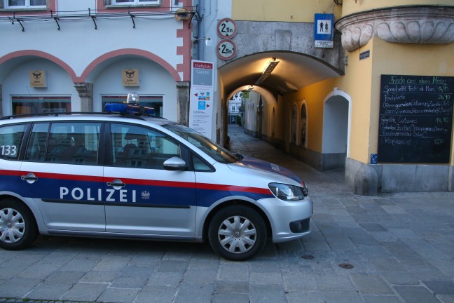 Polizei veröffentlicht nach Messerattacke auf Lokalbesucherin in Wels Fahndungsfotos