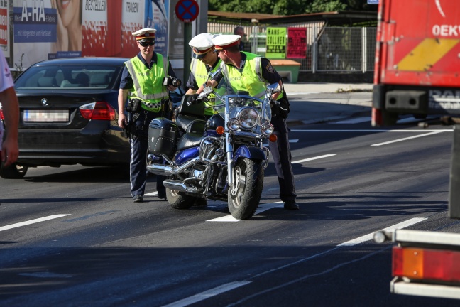 Motorradlenker kam auf längerer Dieselspur in Wels-Pernau zu Sturz