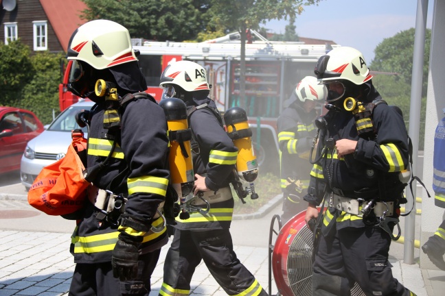 Feuerwehr und Rettungsdienst übten in der Volksschule Pucking für den Ernstfall