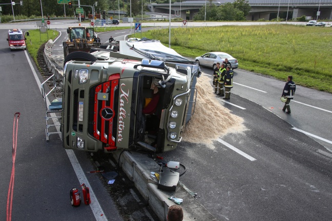 LKW mit Sägespänen auf Autobahnauffahrt bei Laakirchen umgestürzt