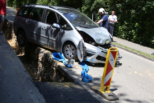 PKW stürzt bei Verkehrsunfall mit Baustellenfahrzeug teilweise in Baugrube