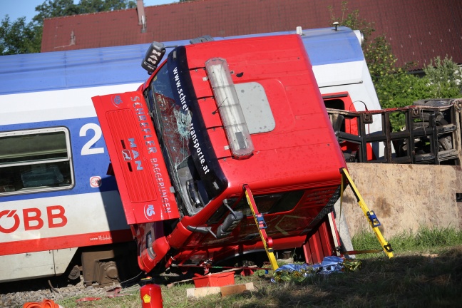 Foto: Sieben Verletzte bei Kollision zwischen Regionalzug und LKW in Sattledt | Foto: laumat.at/Matthias Lauber Sieben Verletzte bei Kollision zwischen Regionalzug und LKW in Sattledt
