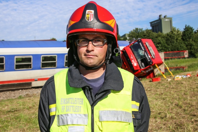 Foto: Sieben Verletzte bei Kollision zwischen Regionalzug und LKW in Sattledt | Foto: laumat.at/Matthias Lauber Sieben Verletzte bei Kollision zwischen Regionalzug und LKW in Sattledt