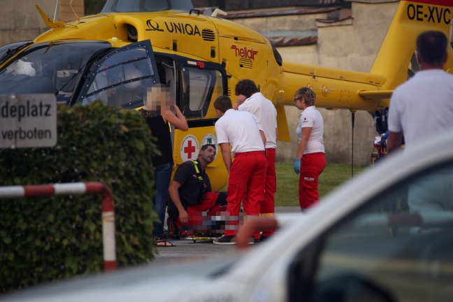 Zwei Babys nach Absturz mit Kinderwagen über steile Almwiese ins Krankenhaus geflogen