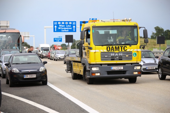 Schwerer Verkehrsunfall auf der Westautobahn bei Eberstalzell