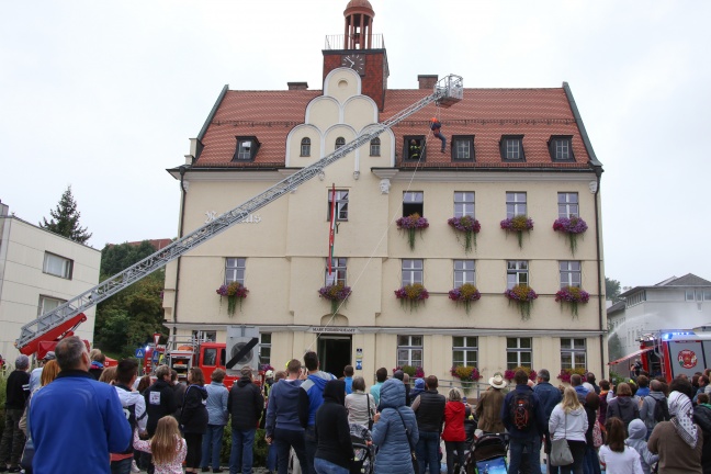 Historische und moderne Einsatzübung zum 120-Jahr-Jubiläum der Feuerwehr Bad Schallerbach