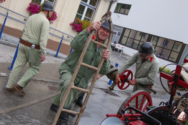 Historische und moderne Einsatzübung zum 120-Jahr-Jubiläum der Feuerwehr Bad Schallerbach