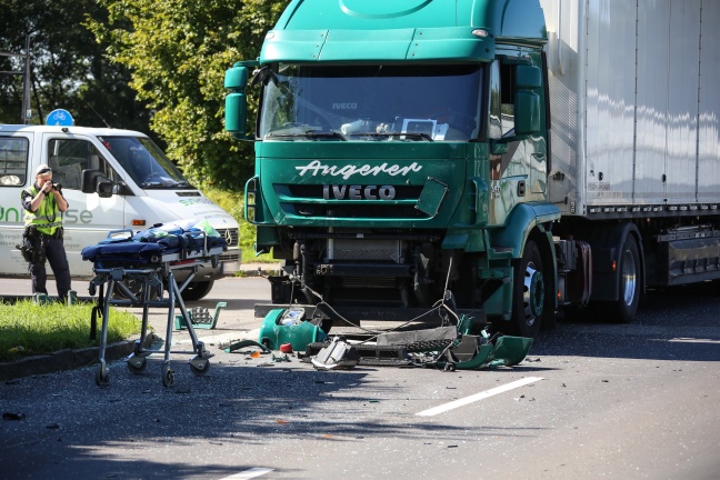 Schwerverletzter bei Verkehrsunfall zwischen LKW und PKW in Wels-Schafwiesen