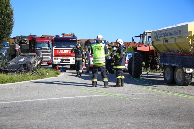 Verkehrsunfall zwischen PKW und Traktor in Allhaming fordert einen Verletzten