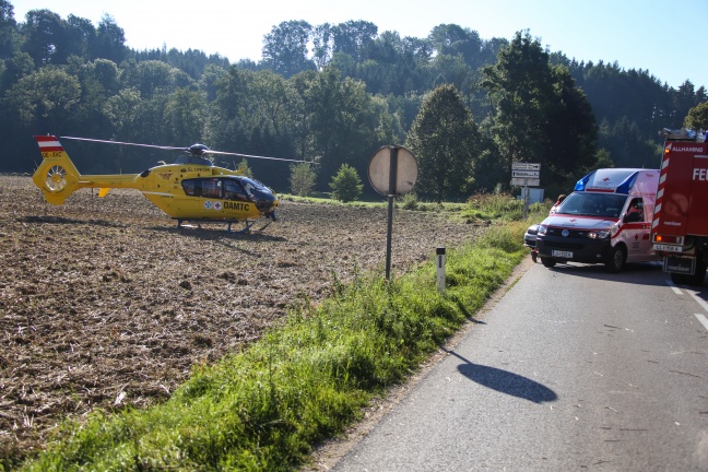 Verkehrsunfall zwischen PKW und Traktor in Allhaming fordert einen Verletzten